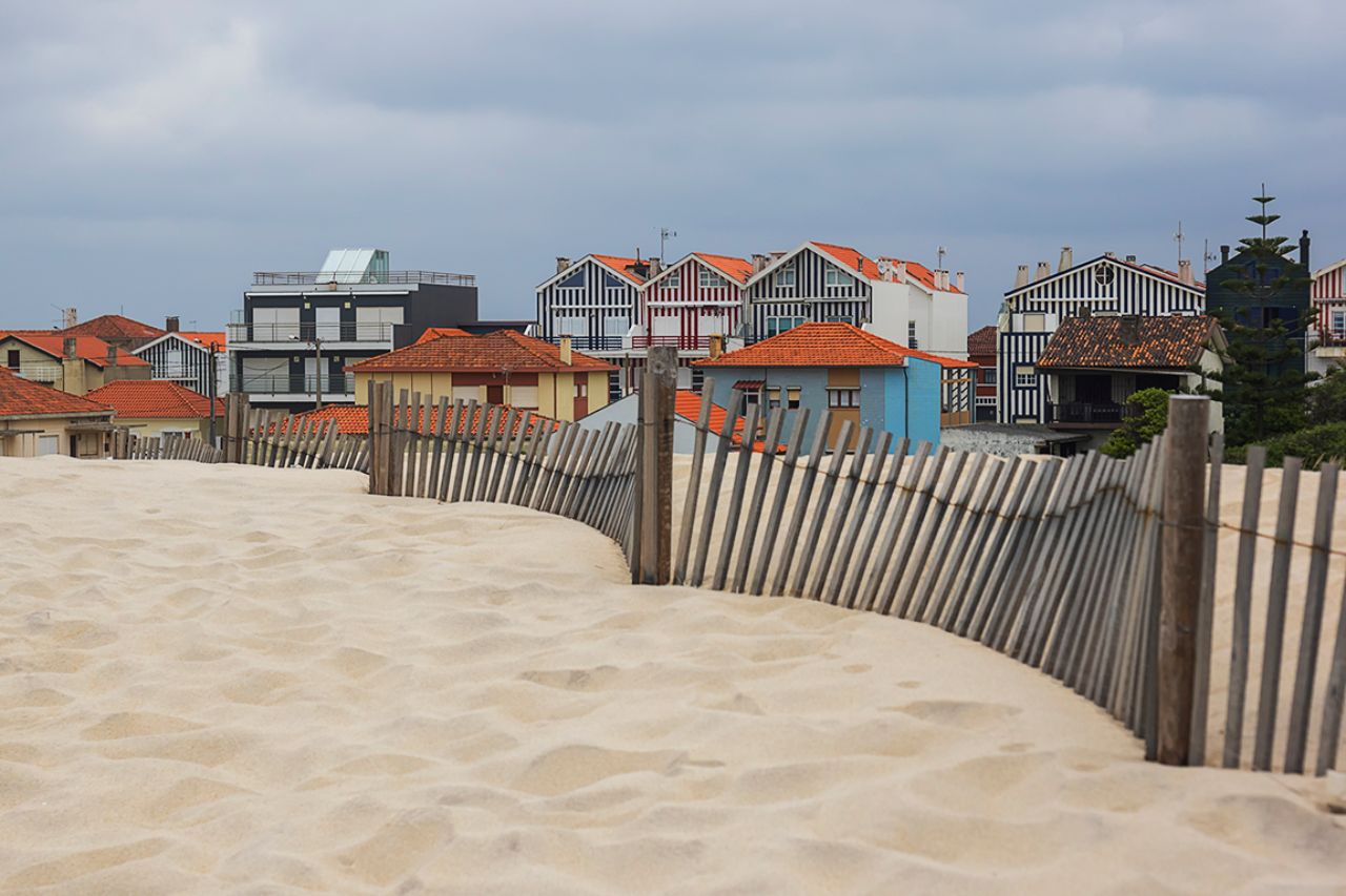 Con las casas al fondo