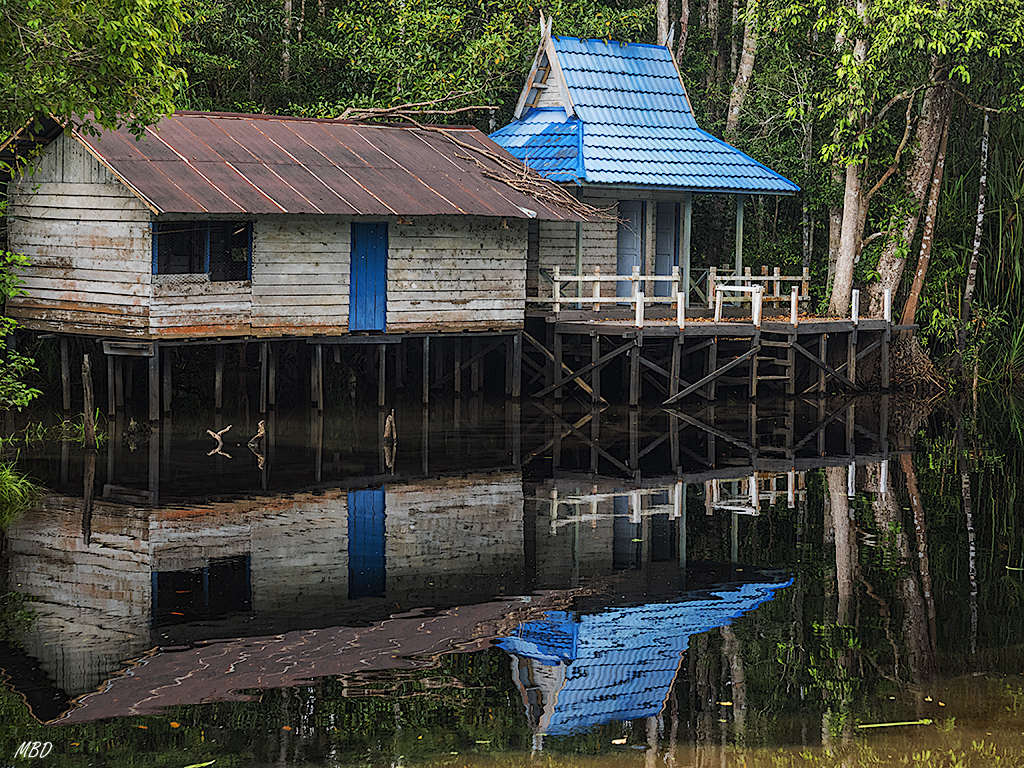 Construcciones varias salpican las orillas