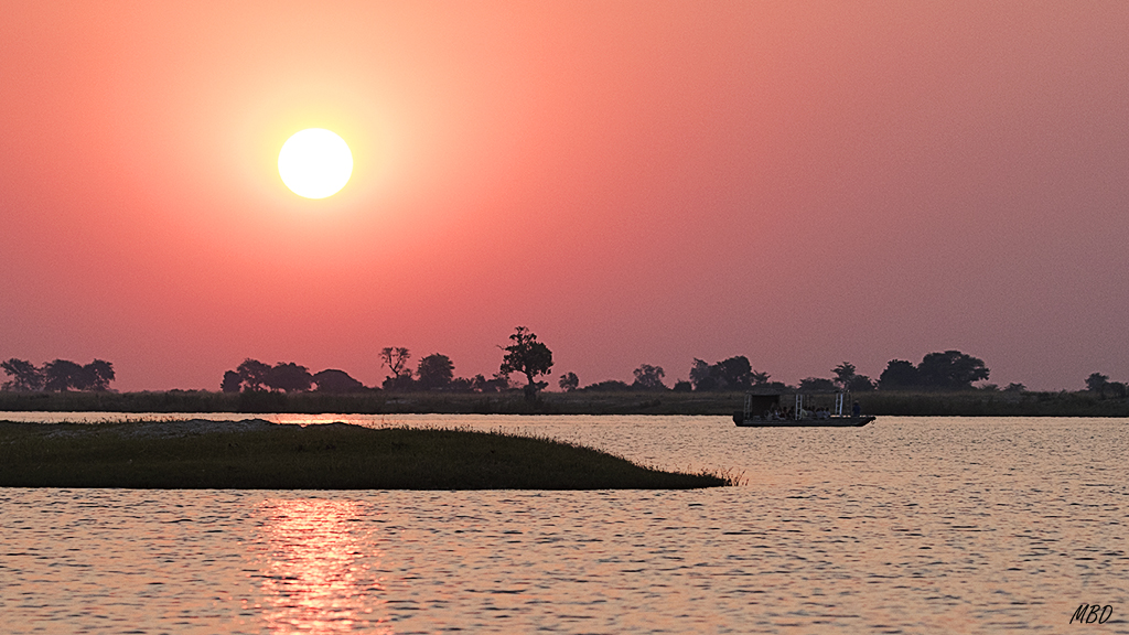 La tarde se enciende sobre el Chobe cuando llega el crepúsculo