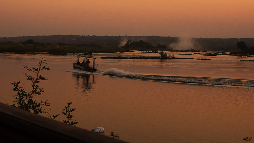 Al fondo el agua pulverizada que emana de las cataratas