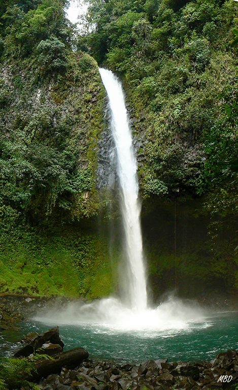Impresionante sentir la fuerza de este salto de agua.