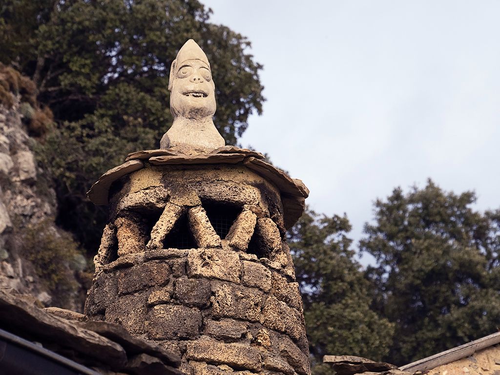Espantabrujas. Tella.