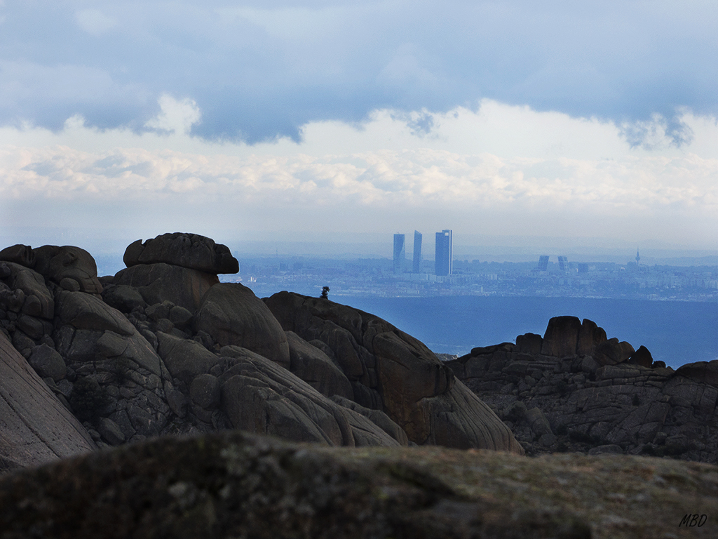 Ene2016. La civilización se asoma a las crestas graníticas con una sorprendente cercanía.