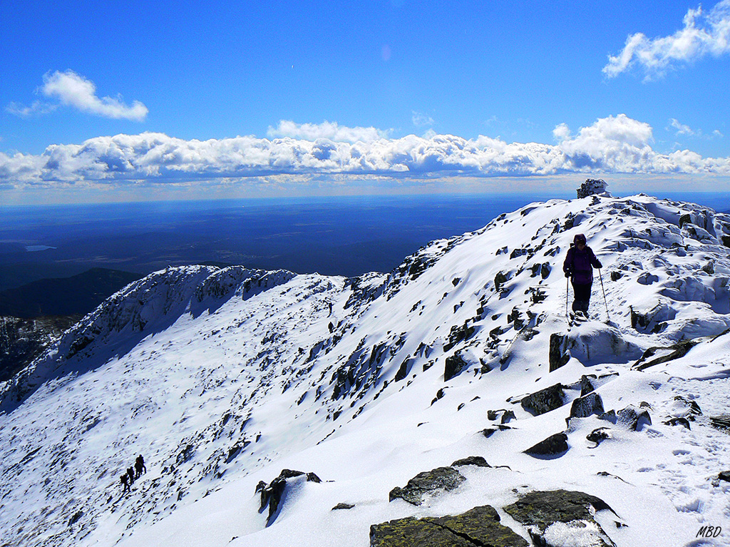 Ocejón, feb2015. Completando la ascensión, con frío y ventisca por momentos.