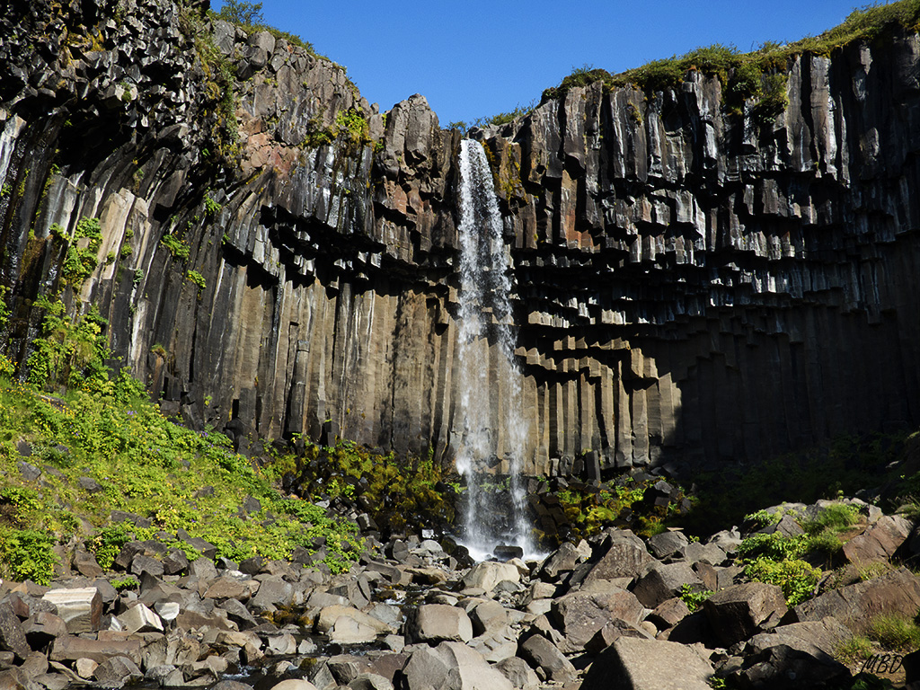 Las columnas basálticas enmarcando la cascada