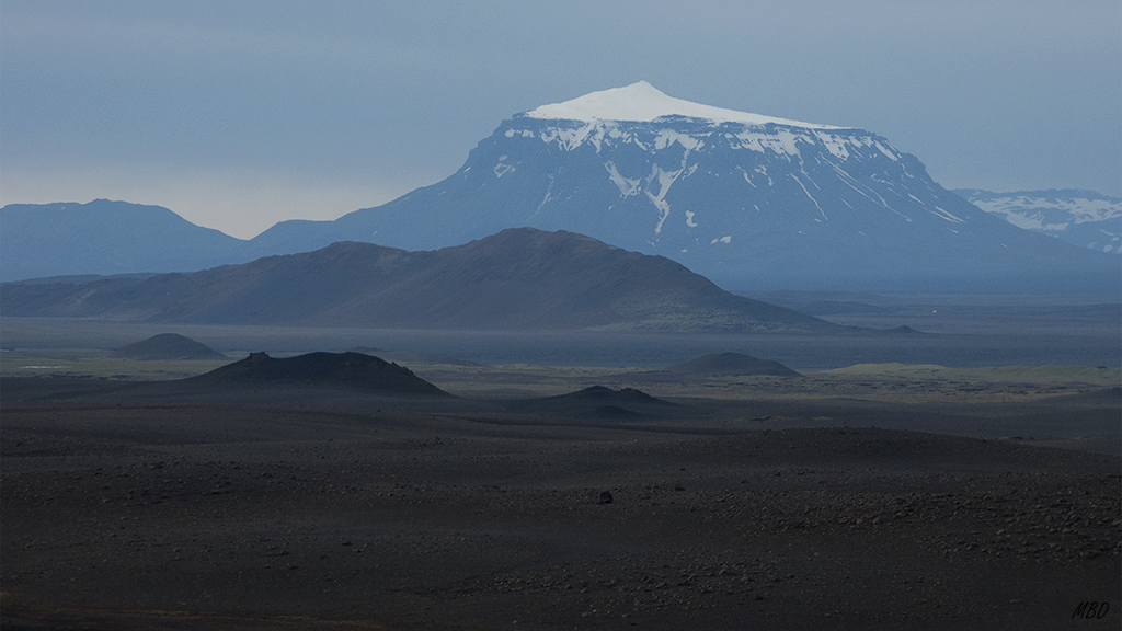 Los volcanes, siempre presentes tiñendo de color el paisaje.