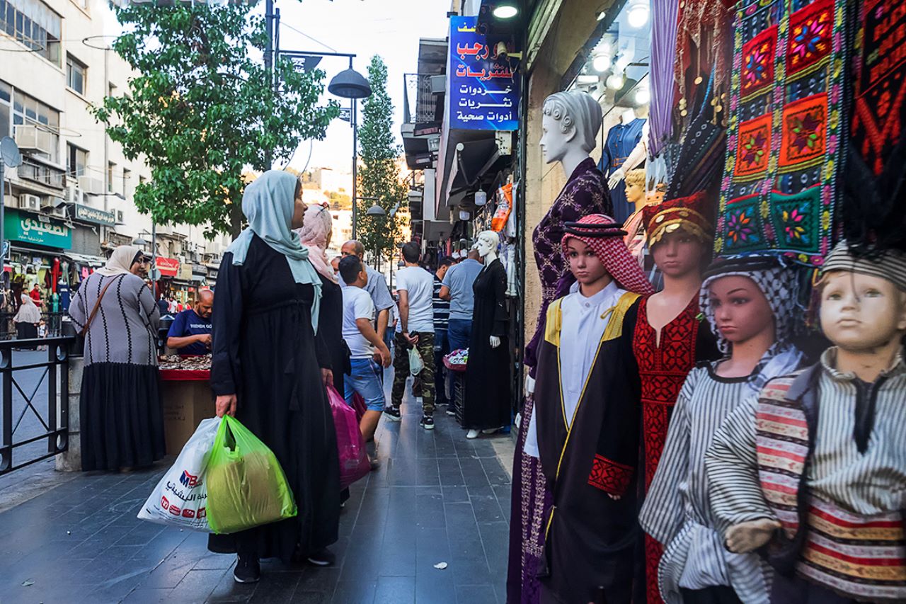 De tiendas por la calle comercial