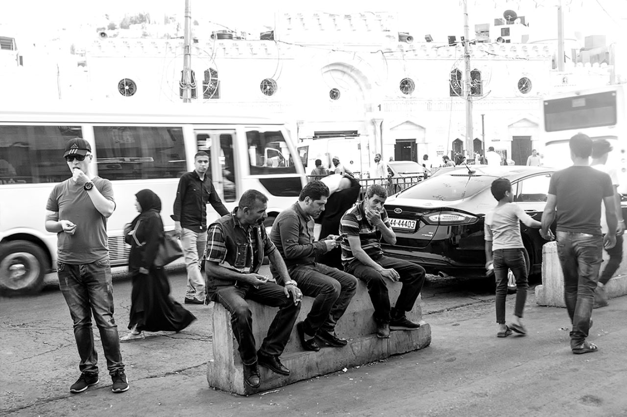 Bullicio en la plaza de la mezquita