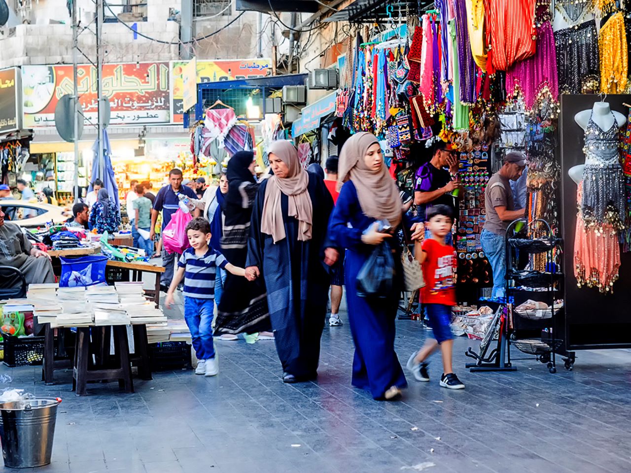 De tiendas por la calle comercial