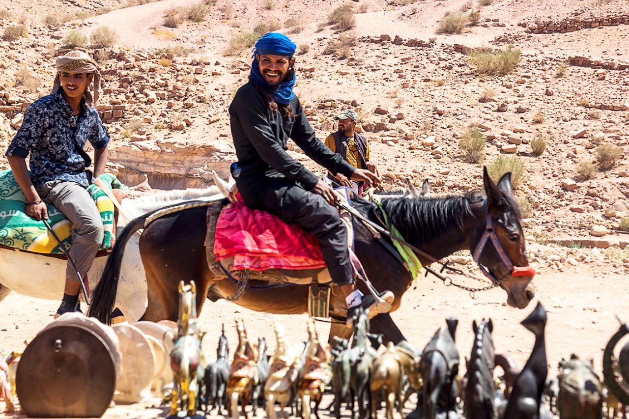 Se embellecen pintando sus ojos