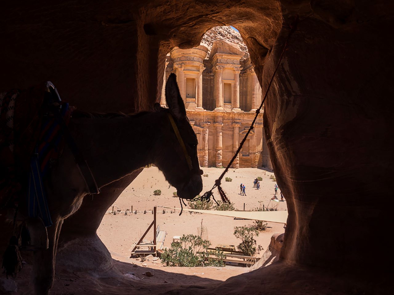 El monasterio al fondo