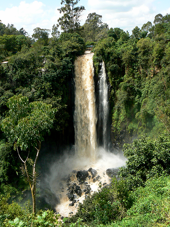 Estruendosa la caida de agua.