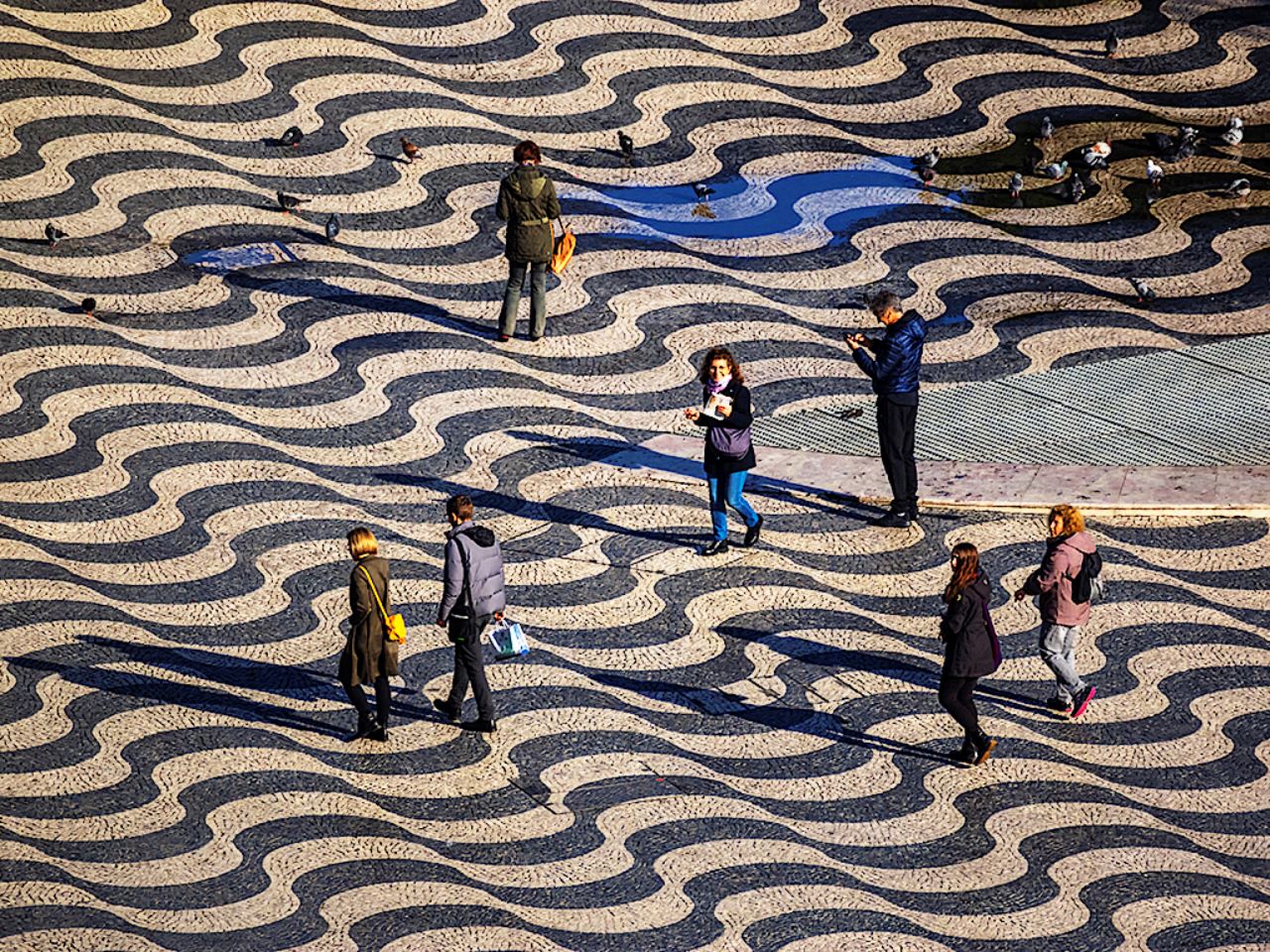 El pavimento, la gente, las sombras...