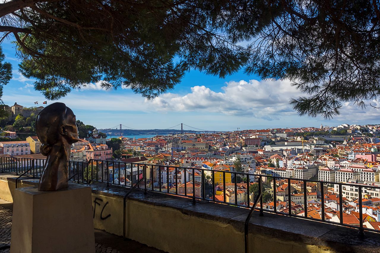 El puente 25 de abril al fondo