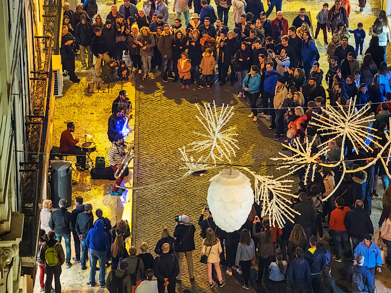 Llega la noche con su ambiente musical y callejero