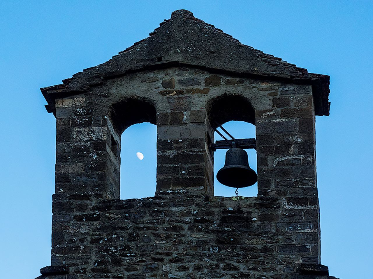 Campanario y luna