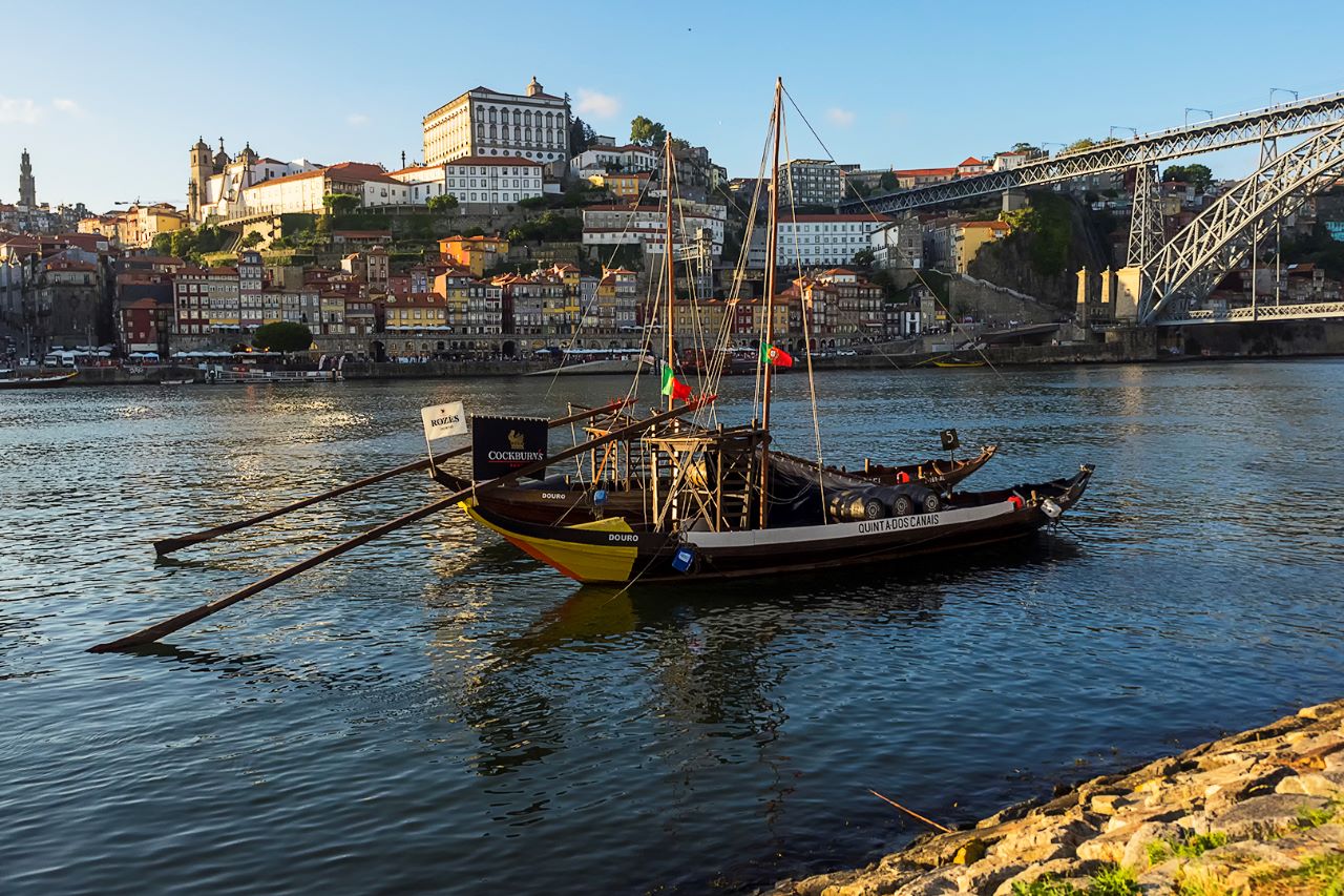 Y un anuncio de las bodegas