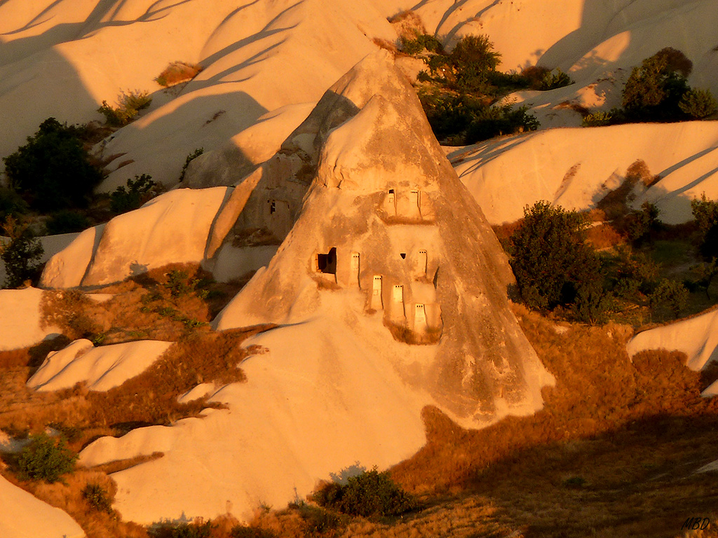 Capadocia. Luz cálida sobre las casas-roca