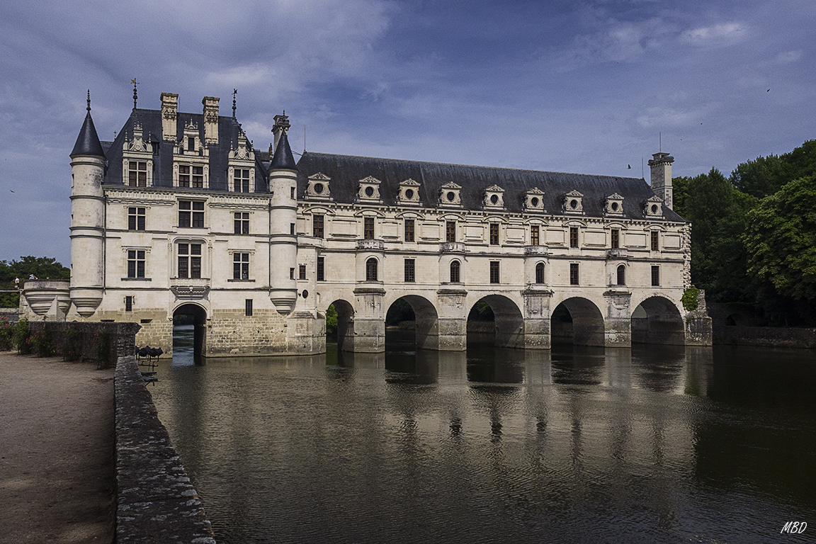 Curiosa su construcción sobre el río