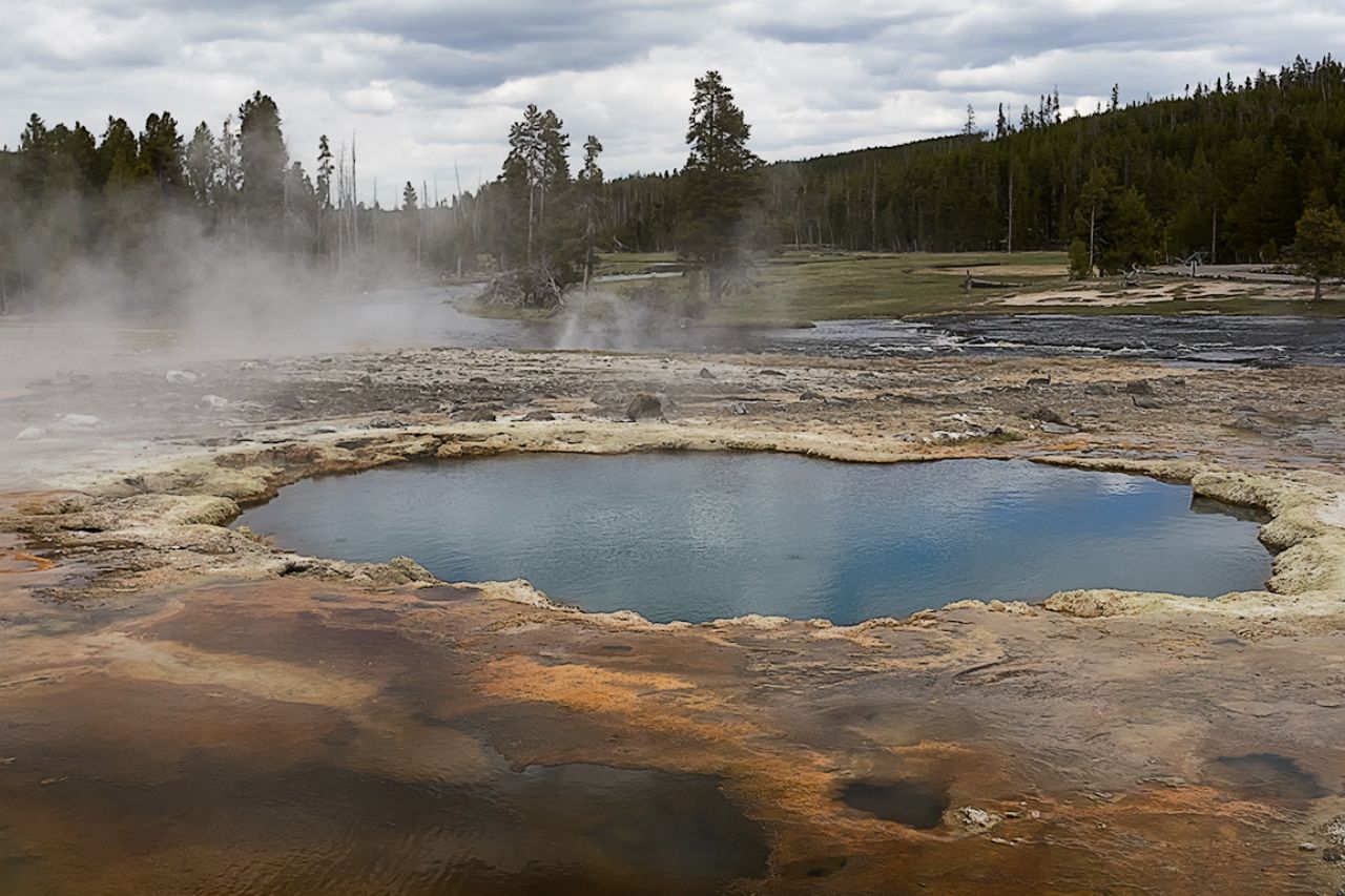 Charcas turquesa y fumarolas